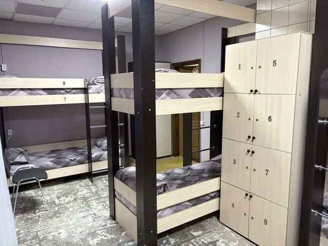 Саратов хостел, мужская комната на восемь человек, шкафчики для хранения вещей